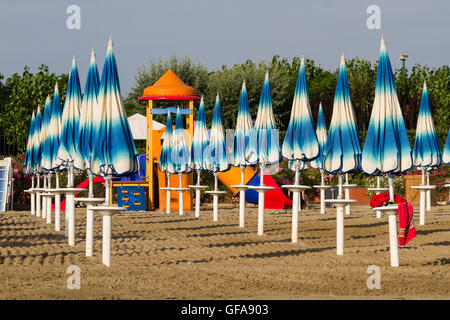 Adriatico, deserta spiaggia con ombrelloni chiuso Foto Stock