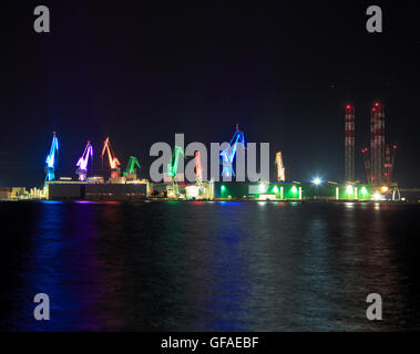 Colorata illuminazione gru di notte a Pola, Croazia Foto Stock