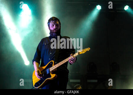 Gli editori ad esibirsi sul palco principale a Y non Festival, Pikehall, Derbyshire, Regno Unito venerdì 29 luglio 2016. Foto Stock