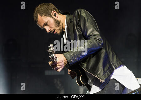 Tom Smith, cantante dei redattori ad esibirsi sul palco principale a Y non Festival, Pikehall, Derbyshire, Regno Unito venerdì 29 luglio 2016. Foto Stock