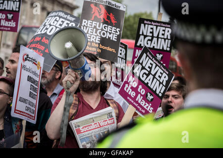 Londra, Regno Unito. 29 Luglio, 2016. Gruppi Anti-Fascist contro-protestare sotto una forte presenza della polizia contro di estrema destra nazionalisti britannica marciando a Downing Street Brexit esigenti l'articolo 50 è immediatamente richiamato Credito: Guy Corbishley/Alamy Live News Foto Stock