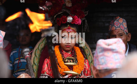 Lalitpur, Nepal. 29 Luglio, 2016. Dea vivente Kumari reagisce all'ultimo giorno del Rato Machindranath chariot festival, noto anche come Bhoto Jatra, in Jawalakhel di Lalitpur, Nepal, luglio 29, 2016. Il festival celebra ogni anno è quello di pregare per la buona stagione delle piogge monsoniche per aumentare il raccolto di riso. Credito: Sunil Sharma/Xinhua/Alamy Live News Foto Stock