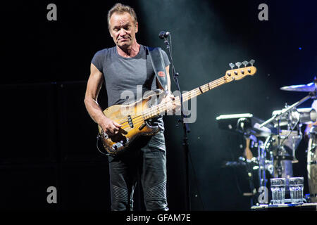 Milano, Italia. 29 Luglio, 2016. Il cantante inglese-cantautore e attore STING suona dal vivo sul palco a Assago Arena estiva durante il 'Torna a Bass Tour' Credito: Rodolfo Sassano/Alamy Live News Foto Stock