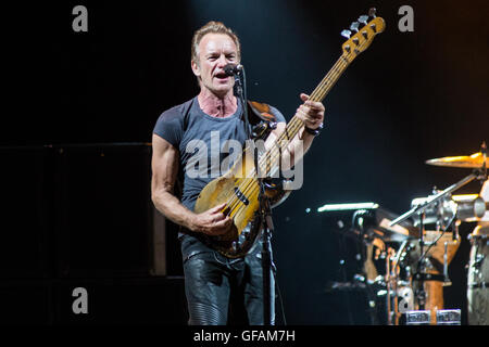 Milano, Italia. 29 Luglio, 2016. Il cantante inglese-cantautore e attore STING suona dal vivo sul palco a Assago Arena estiva durante il 'Torna a Bass Tour' Credito: Rodolfo Sassano/Alamy Live News Foto Stock