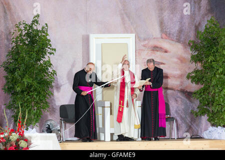 Cracovia in Polonia. 29 Luglio, 2016. Via Crucis con Papa Francesco al GMG 2016 a Cracovia Credito: Lorenzo Bossi/Alamy Live News Foto Stock