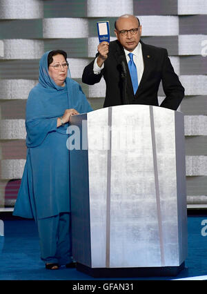 Khizr Khan contiene una copia della costituzione degli Stati Uniti come egli fa commento durante la quarta sessione del 2016 Convenzione Nazionale Democratica presso la Wells Fargo Center di Philadelphia, Pennsylvania giovedì, 28 luglio 2016. Kahn del figlio Humayun S. M. Khan è stata una Università della Virginia laureato che ha arruolato nell'esercito americano ed è uno dei quattordici americani musulmani che hanno perso la vita servendo gli Stati Uniti in dieci anni dopo il 11 settembre 2001 attacchi terroristici. Credito: Ron Sachs/CNP (restrizione: NO New York o New Jersey o giornali quotidiani nel raggio di 75 miglia da New York City) - nessun filo SER Foto Stock