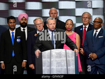 Philadelphia, USA. 28 Luglio, 2016. Il generale John Allen (Ret. USMC), ex comandante, International Security Assistance Force e comandante, Stati Uniti forze - Afghanistan, rende commento durante la quarta sessione del 2016 Convenzione Nazionale Democratica presso la Wells Fargo Center di Philadelphia, Pennsylvania giovedì, 28 luglio 2016. Credito: Ron Sachs/CNP (restrizione: NO New York o New Jersey o giornali quotidiani nel raggio di 75 miglia da New York City) - nessun filo SERVICE - © dpa/Alamy Live News Foto Stock