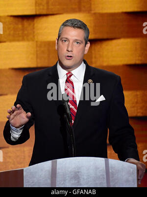 Philadelphia, USA. 28 Luglio, 2016. Rappresentante degli Stati Uniti Tim Ryan (Democratico di Ohio) rende il commento durante la quarta sessione del 2016 Convenzione Nazionale Democratica presso la Wells Fargo Center di Philadelphia, Pennsylvania giovedì, 28 luglio 2016. Credito: Ron Sachs/CNP (restrizione: NO New York o New Jersey o giornali quotidiani nel raggio di 75 miglia da New York City) - nessun filo SERVICE - © dpa/Alamy Live News Foto Stock