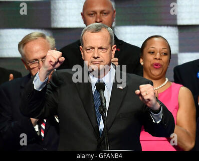 Philadelphia, USA. 28 Luglio, 2016. Il generale John Allen (Ret. USMC), ex comandante, International Security Assistance Force e comandante, Stati Uniti forze - Afghanistan, rende commento durante la quarta sessione del 2016 Convenzione Nazionale Democratica presso la Wells Fargo Center di Philadelphia, Pennsylvania giovedì, 28 luglio 2016. Credito: Ron Sachs/CNP (restrizione: NO New York o New Jersey o giornali quotidiani nel raggio di 75 miglia da New York City) - nessun filo SERVICE - © dpa/Alamy Live News Foto Stock
