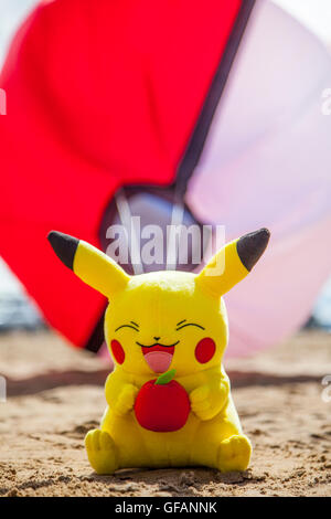 Sheregesh, Kemerovo Regione, Russia - aprile 06, 2019: Giovani in costumi  di carnevale di Pikachu sul pendio a monte Foto stock - Alamy