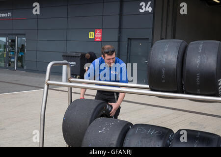 Silverstone,Towcester,UK,30 Luglio 2016,pneumatici su una cremagliera nella pitts a Silverstone Classic 201 Credito: Keith Larby/Alamy Live News Foto Stock