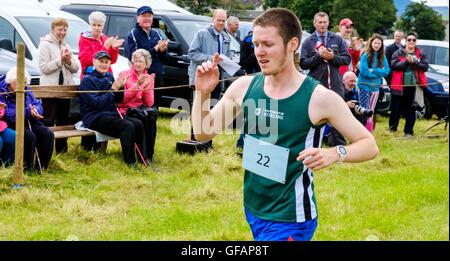 Carnwath, South Lanarkshire, Regno Unito. Il 30 luglio, 2016. Risalente al 1508, il tubo rosso gara a Carnwath è una gara con un paio di calzini rossi come il premio ed è creduto per essere il più antico sopravvissuto gara piede nel mondo. 1a maschio a finire Johnathan Kennedy da Stirling. Non idoneo per vincere il tubo rosso come egli non è da un villaggio locale. Credito: Andrew Wilson/Alamy Live News Foto Stock