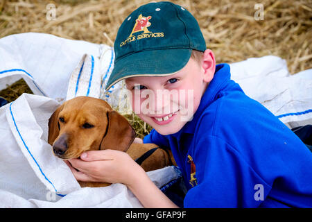 Carnwath spettacolo agricolo, South Lanarkshire, Regno Unito. Il 30 luglio, 2016. Giovani Jay Adamson con il suo cane. Credito: Andrew Wilson/Alamy Live News Foto Stock