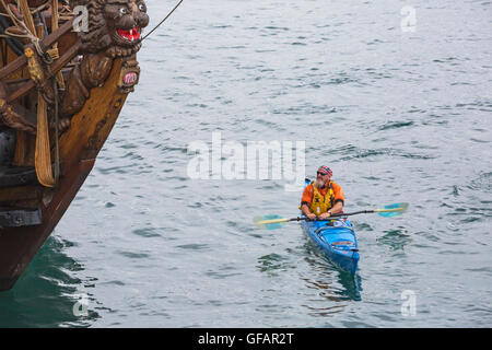 Swanage, Dorset, Regno Unito. Il 30 luglio, 2016. Kayaker passa la replica 1703 Russo Shtandart fregate, fermarsi a guardare, a Swanage Bay in luglio. Credito: Carolyn Jenkins/Alamy Live News Foto Stock