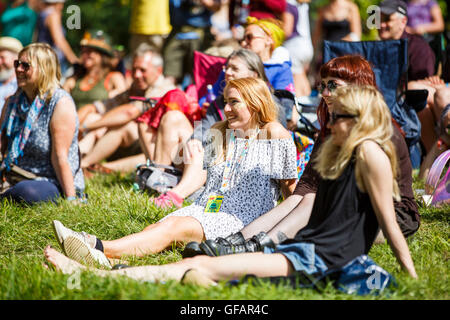 Charlton Park, Regno Unito. 29 Luglio, 2016. Persone per godere del sole DEL FESTIVAL WOMAD, 29 luglio 2016. Credito: Adam Gasson/Alamy Live News Foto Stock