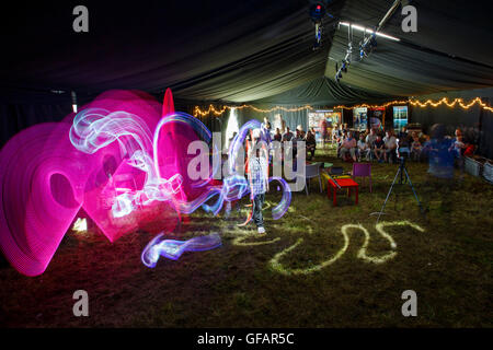 Charlton Park, Regno Unito. 29 Luglio, 2016. I bambini partecipano in un luminoso e atelier di pittura nel Padiglione della fisica in una soleggiata Womad Festival, 29 luglio 2016. Credito: Adam Gasson/Alamy Live News Foto Stock