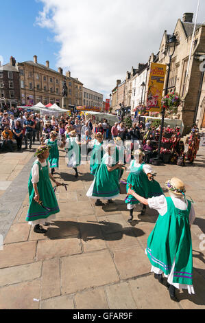 Durham, Regno Unito. Il 30 luglio 2016. Il sole splende su un gruppo femminile di Morris ballerini in Durham piazza del mercato. (C) Washington Imaging/Alamy Live News Foto Stock