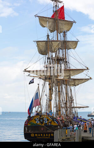 Swanage, Dorset, Regno Unito. Il 30 luglio, 2016. La folla si scende a Swanage per la loro sempre prima la festa dei pirati, Purbeck Festa dei Pirati, per raccogliere fondi per la manutenzione di Swanage Pier. La replica 1703 fregata russa Shtandart è ormeggiata lungo il molo per i visitatori a esplorare Credito: Carolyn Jenkins/Alamy Live News Foto Stock