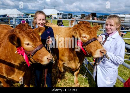 Carnwath, South Lanarkshire, Regno Unito Carnwath spettacolo agricolo, South Lanarkshire, Regno Unito. Il 30 luglio, 2016. Sorelle Amy (L) e Jane Lindsay da Whitburn, West Lothian con il loro premio bovini vincente. Credito: Andrew Wilson/Alamy Live News Foto Stock