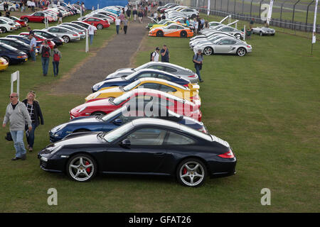 Silverstone,Towcester,UK,30 Luglio 2016,Classic Porsche parcheggiata a Silverstone Classic 201 Credito: Keith Larby/Alamy Live News Foto Stock