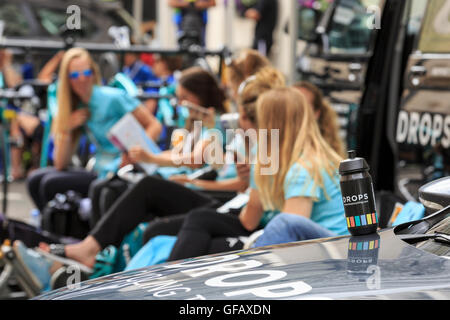 Londra, UK, 30 luglio 2016. Prudential RideLondon Classique. Le gocce Cycling Team, dotate di Sotto 23 Campione Nazionale Alice Barnes, rilassarsi prima di iniziare la RideLondon Classique - a 66km di gara che forma parte del UCI donne del mondo Tour. Credito: Clive Jones/Alamy Live News Foto Stock