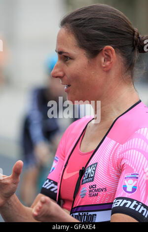 Londra, UK, 30 luglio 2016. Prudential RideLondon Classique. Dame Sarah piani (podio ambizione Pro Cycling chat per il personale del team prima dell'inizio del pubblico davanti alla RideLondon Classique - a 66km di gara che forma parte del UCI donne del mondo Tour. Credito: Clive Jones/Alamy Live News Foto Stock