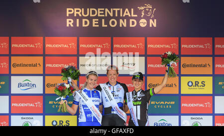 Londra, UK, 30 luglio 2016. Prudential RideLondon Classique. Kirsten Wild (centro, Hitec prodotti) festeggia sul podio del RideLondon Classique - a 66km di gara che forma parte del UCI donne del mondo Tour. Wild ha vinto €25.000 - il più grande premio gara di ciclismo femminile - e di importo pari a quello in offerta presso gli uomini's RideLondon-Surrey Classic. Nina Kessler (sinistra, Lensworld Zannata Etixx) e Lia Kirchmann (destra, Team Liv Plantur) ha completato il podio. Credito: Clive Jones/Alamy Live News Foto Stock