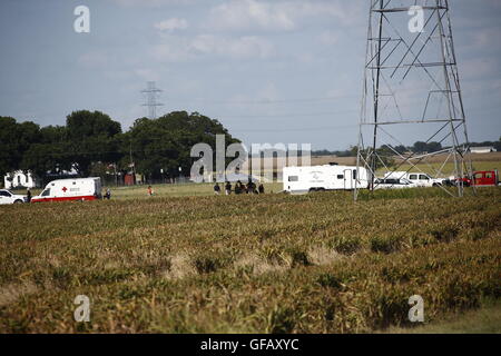 (160731) -- LOCKHART, luglio 31, 2016 (Xinhua) -- gli investigatori di lavoro presso il sito di un palloncino crash incidente nei pressi Lockhart, una città nella parte centrale degli Stati Uniti di stato del Texas, 30 luglio 2016. Stati Uniti Texas Dipartimento della pubblica sicurezza ha confermato che 16 persone sono state uccise il sabato mattina dopo una mongolfiera ha preso fuoco e si è schiantato vicino Lockhart. L'incidente è avvenuto poco dopo le 7:40 a.m. ora locale di sabato nei pressi di Lockhart, quando la mongolfiera con almeno 16 persone a bordo si è schiantato in un pascolo, la Federal Aviation Administration (FAA) ha detto in una dichiarazione di sabato. ( Foto Stock