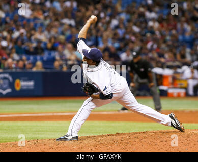 San Pietroburgo, Florida, Stati Uniti d'America. Il 30 luglio, 2016. Sarà VRAGOVIC | Orari.Tampa Bay Rays relief pitcher Alex Colome (37) gettando nel nono inning di gioco tra i New York Yankees e dei Tampa Bay Rays in campo Tropicana a San Pietroburgo, Fla. Sabato, 30 luglio 2016. Il Tampa Bay Rays battere i New York Yankees 6-3. © sarà Vragovic/Tampa Bay volte/ZUMA filo/Alamy Live News Foto Stock
