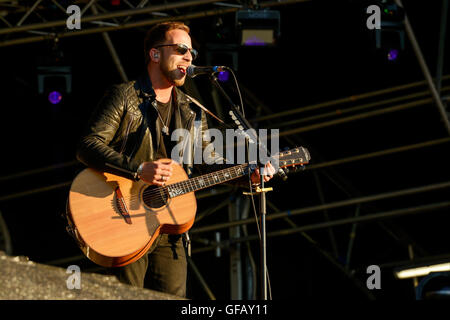 Carfest Nord, Bolesworth, Cheshire, Regno Unito. Il 30 luglio 2016. James Morrison esibirsi sul palco principale. La manifestazione è il frutto di Chris Evans e dispone di 3 giorni di automobili, musica e intrattenimento con i profitti di essere donati alla carità i bambini in stato di bisogno. Andrew Paterson/Alamy Live News Foto Stock