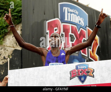 Davenport, Iowa, USA. Il 30 luglio, 2016. SILAS KIPRUTO del Kenya vince la sua terza Quad-City volte Bix 7 con un tempo di 33 minuti sabato. Credito: Kevin E. Schmidt/Quad-City volte/ZUMA filo/Alamy Live News Foto Stock