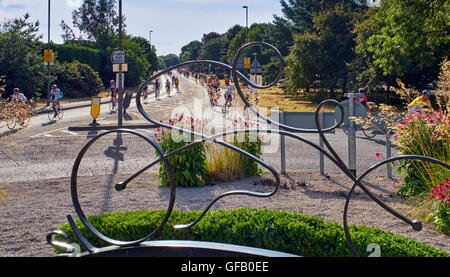 Surrey, Regno Unito. 31 Luglio, 2016. Piloti nel 2016 Ride London-Surrey 100 passando per il ciclista la scultura a West Molesey (commissionata per commemorare le Olimpiadi del 2012). Surrey, Inghilterra. Il 31 luglio 2016. Credito: Cefa Picture Library/Alamy Live News Foto Stock