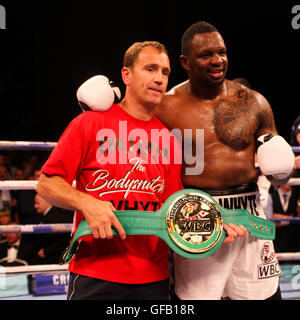 Prima diretta Arena, Leeds , NEL REGNO UNITO IL 30 LUGLIO 2016. Leeds Rumble Matchroom pugilato Fight Night. Dillian Whyte (Brixton) (Bianco & Nero pantaloncini ) celebra la sua vittoria su Dave Allen (Coinisbrough) a vincere il WBC International Heavyweight Championship titolo alla prima diretta Arena, Leeds Credit: stephen Gaunt/Touchlinepics.com/Alamy Live News Foto Stock