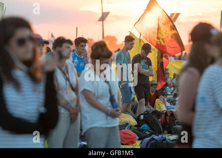 Brzegi, Polonia. Il 30 luglio, 2016. Pellegrini partecipanti alla Giornata Mondiale della Gioventù 2016 prendere parte alla veglia con il Santo Padre Francesco presso il Campus Misericordiae in Brzegi, Polonia, 30 luglio 2016. La Giornata Mondiale della Gioventù 2016 è tenuto a Cracovia e nelle vicinanze Brzegi dal 26 al 31 luglio. Foto: Armin Weigel/dpa/Alamy Live News Foto Stock