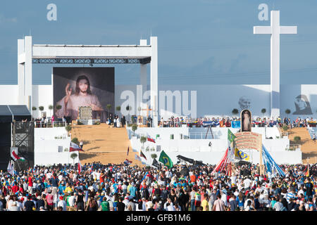 Brzegi, Polonia. Il 30 luglio, 2016. Pellegrini partecipanti alla Giornata Mondiale della Gioventù 2016 prendere parte alla veglia con il Santo Padre Francesco presso il Campus Misericordiae in Brzegi, Polonia, 30 luglio 2016. La Giornata Mondiale della Gioventù 2016 è tenuto a Cracovia e nelle vicinanze Brzegi dal 26 al 31 luglio. Foto: Armin Weigel/dpa/Alamy Live News Foto Stock