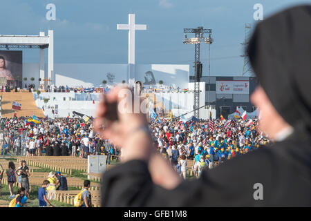 Brzegi, Polonia. Il 30 luglio, 2016. Pellegrini partecipanti alla Giornata Mondiale della Gioventù 2016 prendere parte alla veglia con il Santo Padre Francesco presso il Campus Misericordiae in Brzegi, Polonia, 30 luglio 2016. La Giornata Mondiale della Gioventù 2016 è tenuto a Cracovia e nelle vicinanze Brzegi dal 26 al 31 luglio. Foto: Armin Weigel/dpa/Alamy Live News Foto Stock
