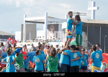 Brzegi, Polonia. Il 30 luglio, 2016. Pellegrini partecipanti alla Giornata Mondiale della Gioventù 2016 prendere parte alla veglia con il Santo Padre Francesco presso il Campus Misericordiae in Brzegi, Polonia, 30 luglio 2016. La Giornata Mondiale della Gioventù 2016 è tenuto a Cracovia e nelle vicinanze Brzegi dal 26 al 31 luglio. Foto: Armin Weigel/dpa/Alamy Live News Foto Stock