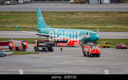 Stoccarda, Germamy. 31 Luglio, 2016. Un Boeing 737-800 della compagnia aerea Sunexpress in piedi su un area verde di l'aeroporto di Stoccarda, Germamy, 31 luglio 2016. Il piano, che è venuto dalla città bulgara di Varna deviato durante lo sbarco sulla pista. Foto: Christoph Schmidt/dpa/Alamy Live News Foto Stock