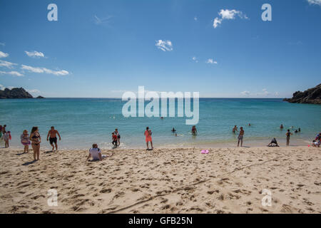 Porthcurno, Cornwall, Regno Unito. Il 31 luglio 2016. Regno Unito Meteo. 'Turqoise' del mare blu e sunny cieli chiari per i visitatori per le spiagge di Porthcurno e Treen. Credito: cwallpix/Alamy Live News Foto Stock