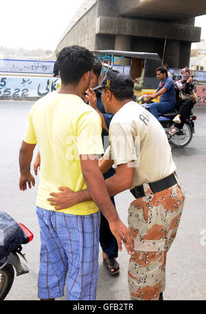 Karachi. 31 Luglio, 2016. Un pakistano ranger controlla un uomo su una strada a causa di un elevato livello di sicurezza avviso nel sud del Pakistan città portuale di Karachi, 31 luglio 2016. © Masroor/Xinhua/Alamy Live News Foto Stock