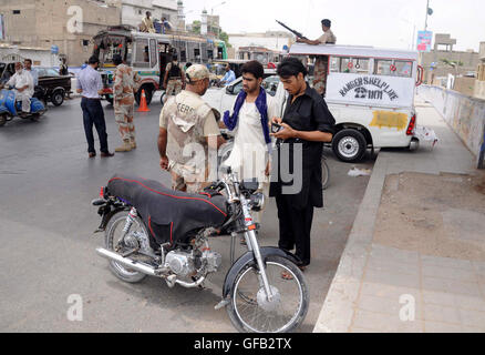 Karachi. 31 Luglio, 2016. Rangers pakistani controllare le persone su una strada a causa di un elevato livello di sicurezza avviso nel sud del Pakistan città portuale di Karachi, 31 luglio 2016. © Masroor/Xinhua/Alamy Live News Foto Stock