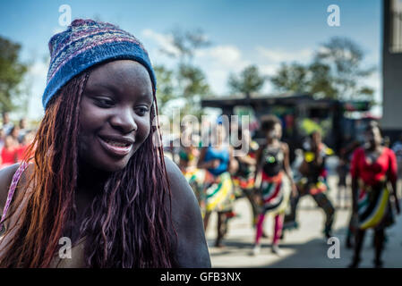 Acrobati e ballerini rendono la performance dedicata alla Giornata Internazionale contro l abuso e il traffico illecito di droghe a Lusaka, nello Zambia. Foto Stock