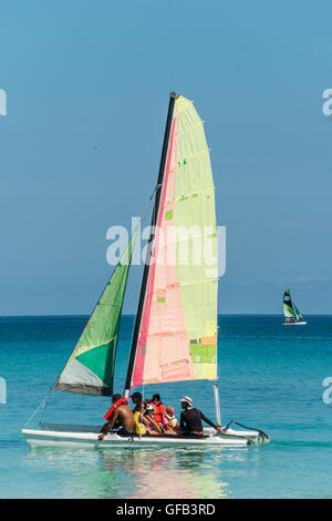 Due barche a vela vela sulle acque turchesi del Mar dei Caraibi Foto Stock