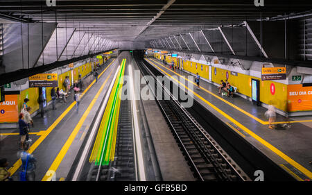 All'interno di una stazione della metropolitana a Rio de Janeiro in Brasile. La città ospita i Giochi Olimpici nel 2016. Foto Stock