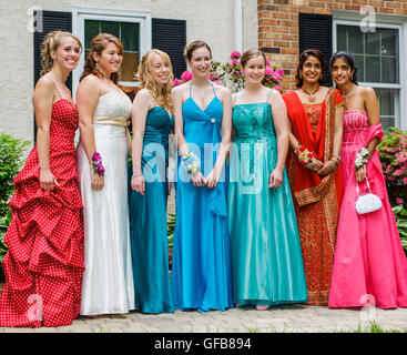 Adolescente ragazze vestite formalmente per senior prom Foto Stock