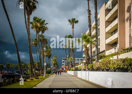 Tempesta di scure nuvole sopra il Boardwalk in Venice Beach, Los Angeles, California. Foto Stock