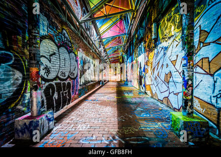 Graffiti Vicolo di notte, vicino al centro, a Cambridge, Massachusetts. Foto Stock