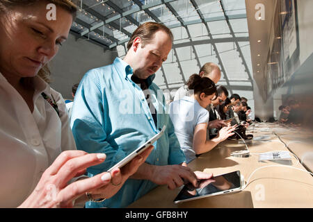 Persone di provare l'Ipad all'Apple Store di Broadway a New York. Marzo 2010. Foto Stock