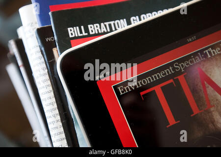 Apple iPad la visualizzazione della rivista Time applicazione su una pila di riviste di stampa, 2010. Foto Stock