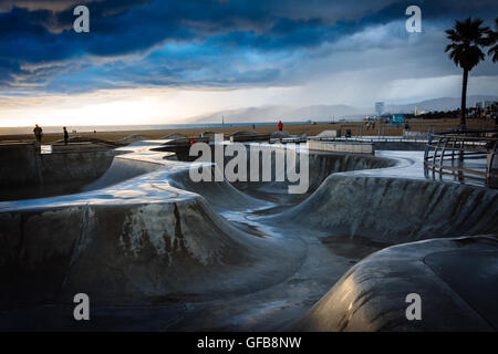 Il Venice Skate Park al tramonto, in Venice Beach, Los Angeles, California. Foto Stock